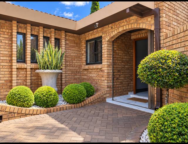 3 BEDROOM TOWNHOUSE FOR SALE IN VANDERBIJLPARK SW 5